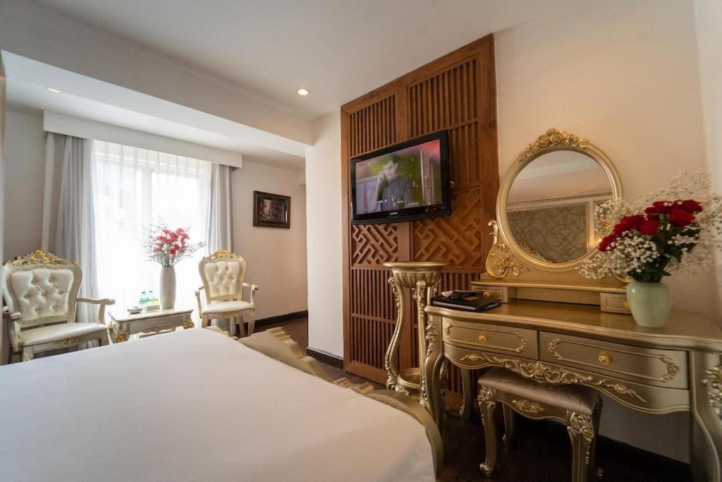 The White Hotel 8A Thai Van Lung Ho Chi Minh City Exterior photo